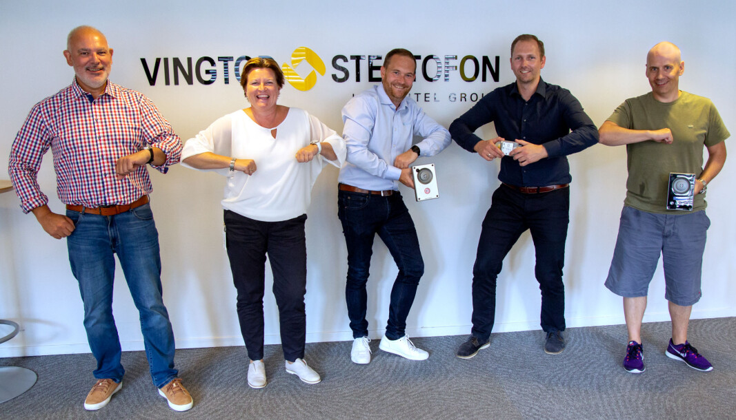 EET og Zenitel med nytt distribusjonssamarbeid for kommunikasjonsløsninger fra Vingtor-Stentofon. Fra venstre: Jarl Marco Omberg (EET), Hanne Eriksen (Zenitel), Andreas Fayen (EET), Kjell Magne Lauritzen (Zenitel) og Gøran Sørensen (Zenitel). EET og Zenitel med nytt distribusjonssamarbeid for kommunikasjonsløsninger fra Vingtor-Stentofon. Fra venstre: Jarl Marco Omberg (EET), Hanne Eriksen (Zenitel), Andreas Fayen (EET), Kjell Magne Lauritzen (Zenitel) og Gøran Sørensen (Zenitel).
