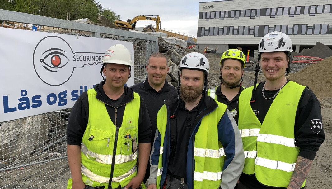 I sommer sto den nye Narvik ungdomsskole ferdig. Der har blant andre prosjektleder Tobias Bengs (f.v.), samt teknikerne Håkon Jørgensen, Lars-Petter Kampen og Harald Mikalsen jobbet for Jens Christian Helgesen (2.f.v.) og Securinord gjennom våren. I sommer sto den nye Narvik ungdomsskole ferdig. Der har blant andre prosjektleder Tobias Bengs (f.v.), samt teknikerne Håkon Jørgensen, Lars-Petter Kampen og Harald Mikalsen jobbet for Jens Christian Helgesen (2.f.v.) og Securinord gjennom våren.