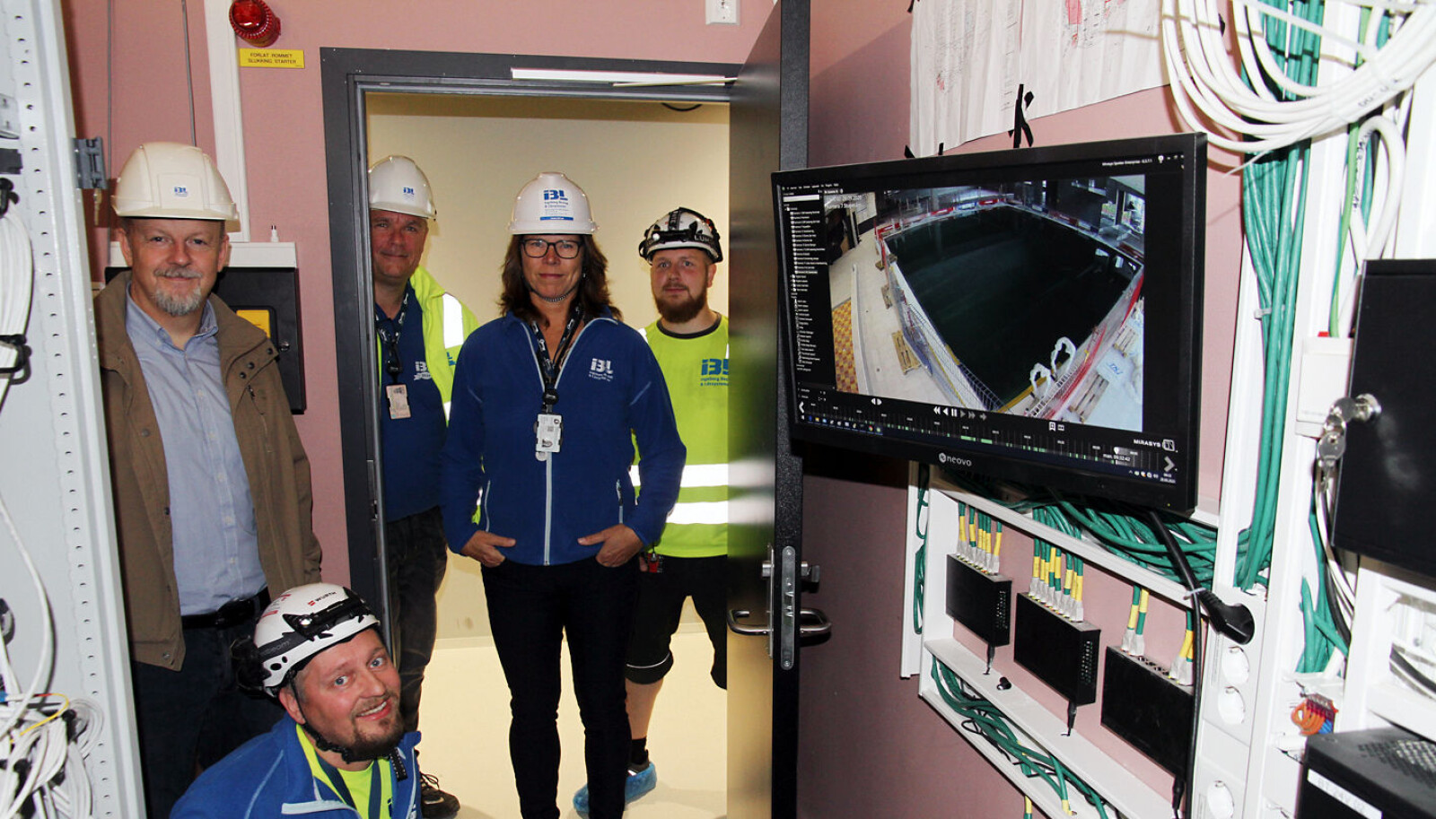 Thore Karoliussen, Kato Lystad, Børre Eriksen, Ingeborg Haukerud og Henrik Olsson viser frem det tekniske rommet med server for video management systemet. Betjeningen skjer fra klientstasjoner. Thore Karoliussen, Kato Lystad, Børre Eriksen, Ingeborg Haukerud og Henrik Olsson viser frem det tekniske rommet med server for video management systemet. Betjeningen skjer fra klientstasjoner.