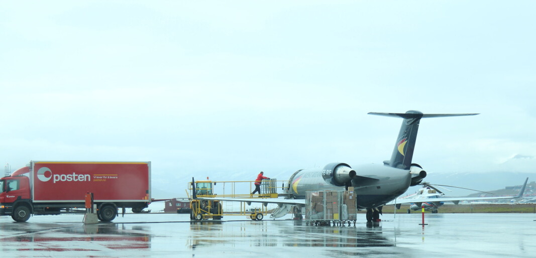 Flytransporten med post og bedriftspakker til Svalbard lammes dersom vekterstreiken trappes opp som varslet. Posten vil ikke lenger kunne laste flyene sine ut fra Tromsø og Bodø. Flytransporten med post og bedriftspakker til Svalbard lammes dersom vekterstreiken trappes opp som varslet. Posten vil ikke lenger kunne laste flyene sine ut fra Tromsø og Bodø.