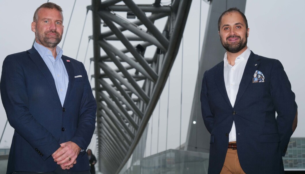 Direktør for sikkerhetsrådgiving i HRP, Carl Axel Hagen, får med seg Sean Armana (t.h.) som direktør for Informasjon og Cybersikkerhet. Direktør for sikkerhetsrådgiving i HRP, Carl Axel Hagen, får med seg Sean Armana (t.h.) som direktør for Informasjon og Cybersikkerhet.