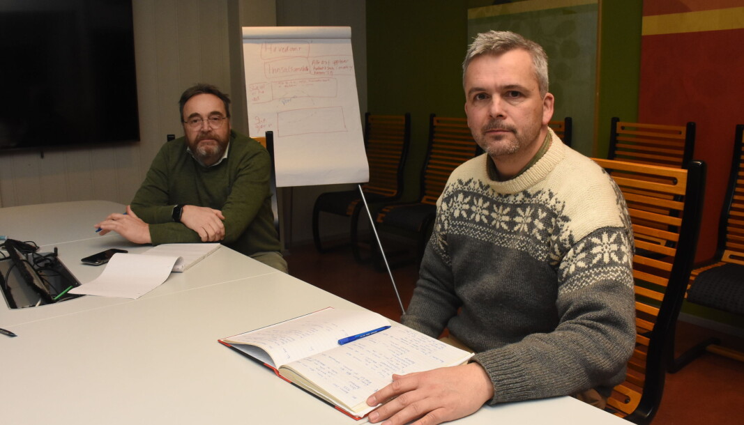 Kommunedirektør Ole Magnus Stensrud og ordfører Bror Helgestad er tilbake til penn og papir etter at Østre Toten kommunes dataanlegg er blitt låst av hackere. Kommunedirektør Ole Magnus Stensrud og ordfører Bror Helgestad er tilbake til penn og papir etter at Østre Toten kommunes dataanlegg er blitt låst av hackere.