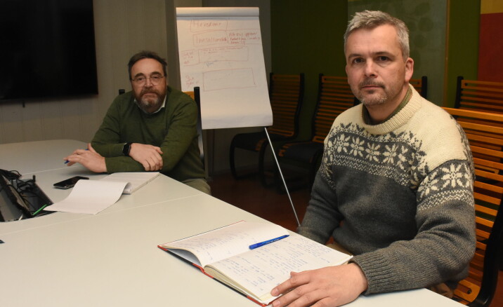 Kommunedirektør Ole Magnus Stensrud og ordfører Bror Helgestad er tilbake til penn og papir etter at Østre Toten kommunes dataanlegg er blitt låst av hackere.