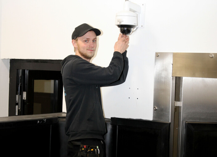 Tekniker Vebjørn Arnesen har full kontroll på de cirka 140 kameraene som Vision Security-Systems har montert i de nye veterinærbygningene på NMBU. Tekniker Vebjørn Arnesen har full kontroll på de cirka 140 kameraene som Vision Security-Systems har montert i de nye veterinærbygningene på NMBU.