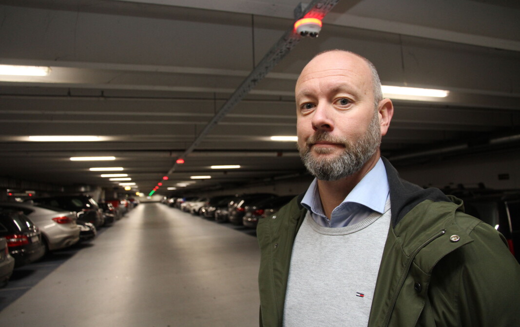 Morten Villadsen gleder seg over større distributør-nett i Norge. Her fra en tidligere anledning, hvor han viser frem kameraene levert til Scanview System for bruk i p-anlegget ved Københavns Lufthavn. Morten Villadsen gleder seg over større distributør-nett i Norge. Her fra en tidligere anledning, hvor han viser frem kameraene levert til Scanview System for bruk i p-anlegget ved Københavns Lufthavn.