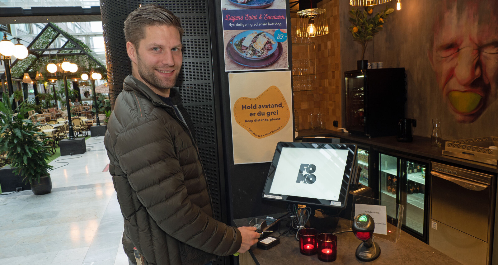 Daniel Harvei Sandvold bruker nøkkelen til å kjøpe en kaffekopp. Daniel Harvei Sandvold bruker nøkkelen til å kjøpe en kaffekopp.