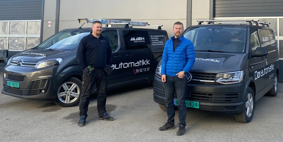 Dørautomatikk AS i Skien er nå blitt Prosero-bedrift. Vi kommer inn i et fellesskap for samarbeid og deling av kompetanse, sier låsesmed Steffan Gundersen (t.h.). Her sammen med broren Jarle.
