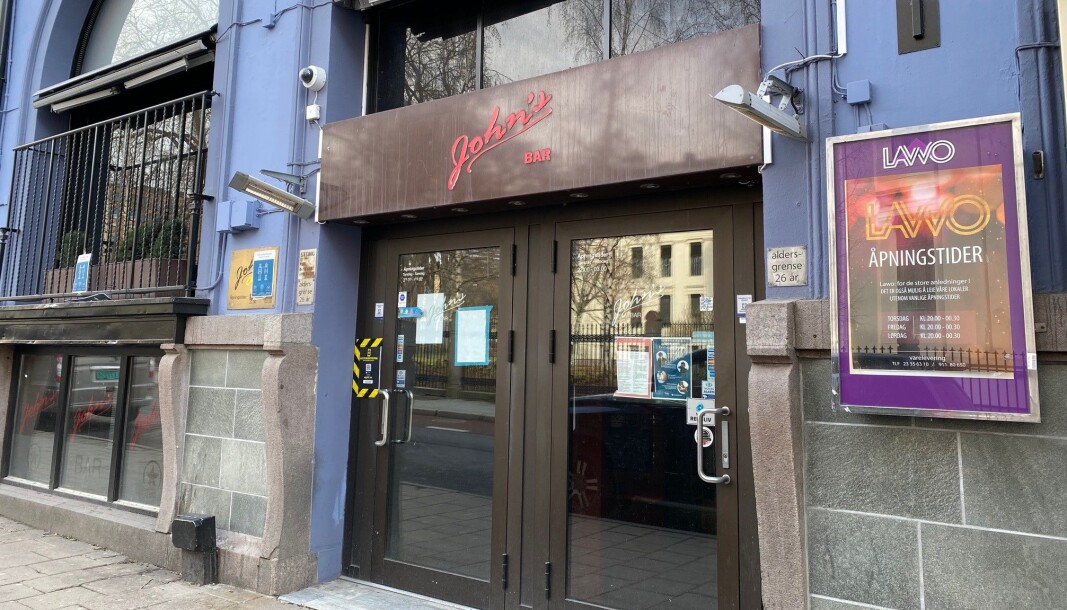 Utenfor John’s Bar i Oslo sentrum ble ordensvakten slått av vekteren som var på byen. Nå er sistnevnte dømt til fengsel i 36 dager. Bilder fra overvåkingskameraene var viktige for retten. Utenfor John’s Bar i Oslo sentrum ble ordensvakten slått av vekteren som var på byen. Nå er sistnevnte dømt til fengsel i 36 dager. Bilder fra overvåkingskameraene var viktige for retten.