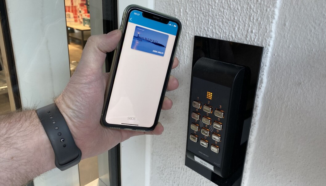 – For oss var det naturlig å tilby Assa Abloy Mobile Access med Arx og digitalisert kortløsning: Kortet ligger i telefonen og fanges opp av kortleseren, som deretter sender det videre til godkjenning i Arx-sentralen, sier Kenneth Furesund. – For oss var det naturlig å tilby Assa Abloy Mobile Access med Arx og digitalisert kortløsning: Kortet ligger i telefonen og fanges opp av kortleseren, som deretter sender det videre til godkjenning i Arx-sentralen, sier Kenneth Furesund.