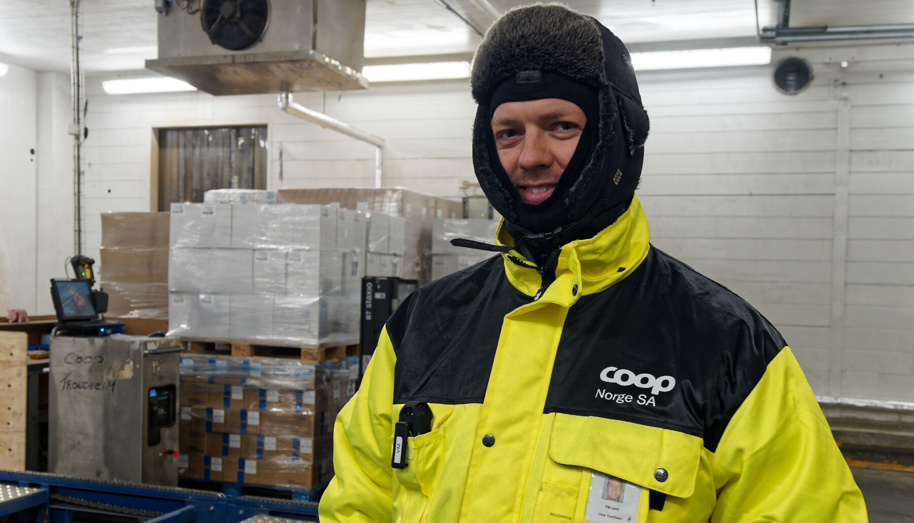 Pål Løvlie arbeider på fryselageret til Coop på Tiller i Trondheim. – Det blir ikke mye bedre enn dette – nå føler jeg meg mye tryggere, sier han. Alenearbeideralarmen fra Noby har plass i brystlommen. Pål Løvlie arbeider på fryselageret til Coop på Tiller i Trondheim. – Det blir ikke mye bedre enn dette – nå føler jeg meg mye tryggere, sier han. Alenearbeideralarmen fra Noby har plass i brystlommen.