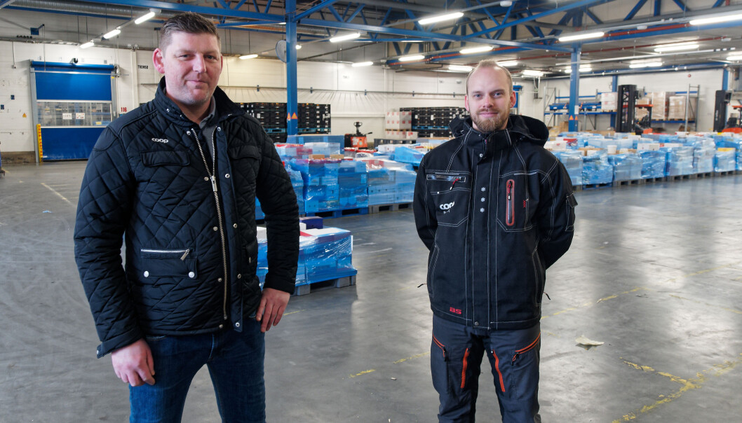 Roger André Hansen Tømmervold (til venstre) og Tobias Bergström er fornøyde med at alarmen går hvis de ansatte på lageret utsettes for noe mens de arbeider alene. Roger André Hansen Tømmervold (til venstre) og Tobias Bergström er fornøyde med at alarmen går hvis de ansatte på lageret utsettes for noe mens de arbeider alene.
