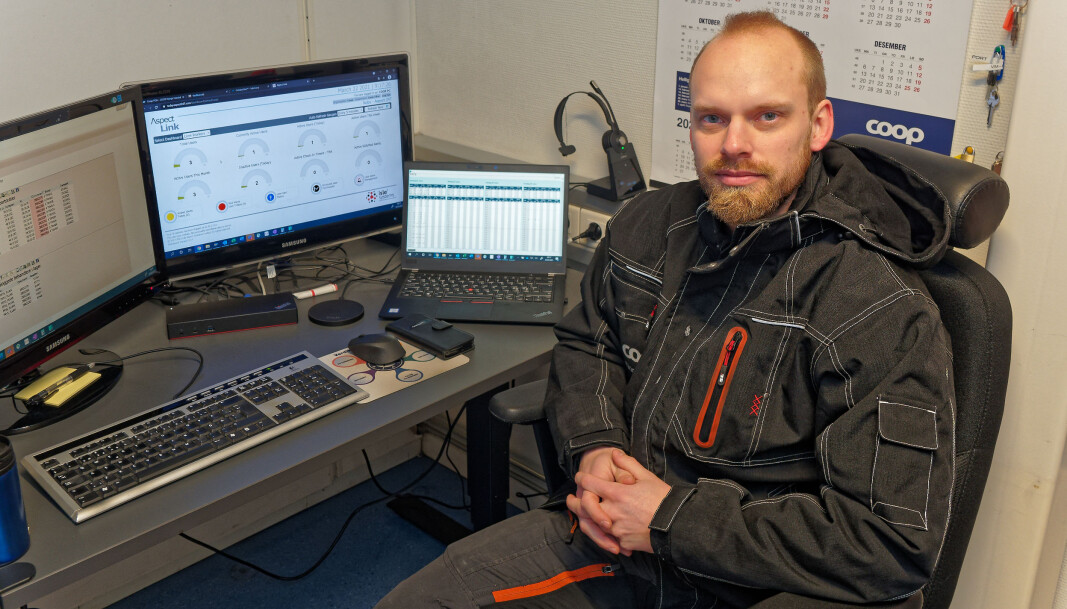 Teamleder Tobias Bergström kan følge med på alarmene og statistikken på skjermen sin. Teamleder Tobias Bergström kan følge med på alarmene og statistikken på skjermen sin.