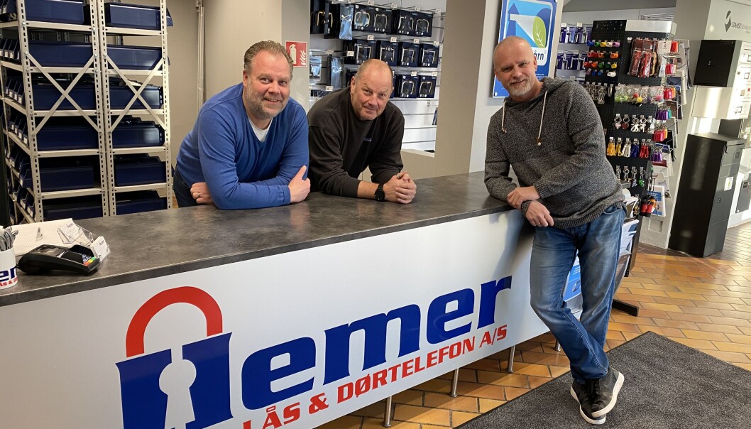 Arne Hemer (t.v.), Tony Martinsen og Truls Palm Iversen selger Hemer Lås & Dørtelefon. Kjøperen er ikke uventet Prosero Security Group. Arne Hemer (t.v.), Tony Martinsen og Truls Palm Iversen selger Hemer Lås & Dørtelefon. Kjøperen er ikke uventet Prosero Security Group.