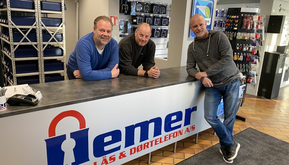 Arne Hemer (t.v.), Tony Martinsen og Truls Palm Iversen selger Hemer Lås & Dørtelefon. Kjøperen er ikke uventet Prosero Security Group.