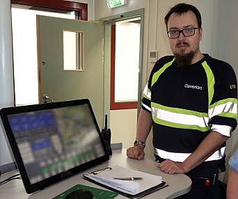 John Tore Andersen viser frem touchskjermen hvor man har full kontroll med informasjonen fra styringssystemet Flexicontrol. John Tore Andersen viser frem touchskjermen hvor man har full kontroll med informasjonen fra styringssystemet Flexicontrol.
