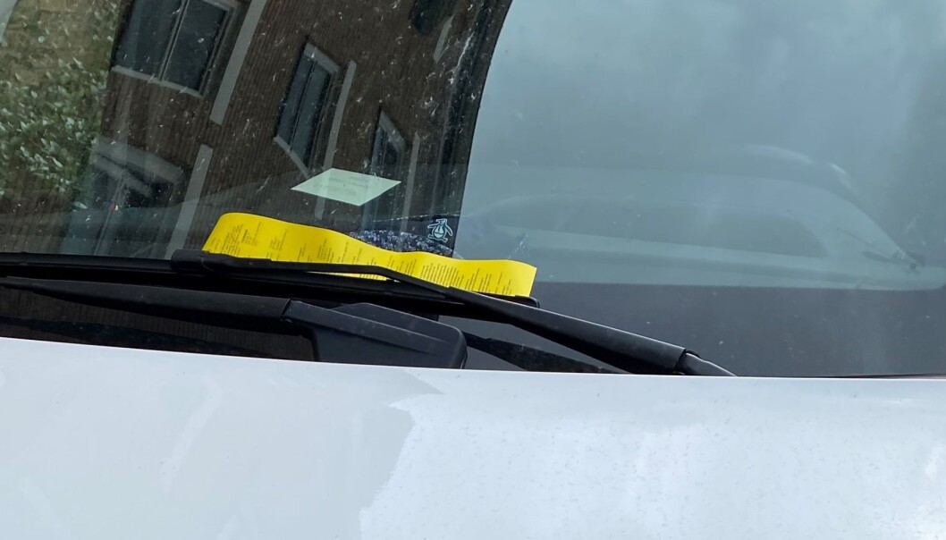 En mann ble så sint at han ble voldelig da han fikk parkeringsbot. Nå er han dømt til fengsel for å ha slått parkeringsvakten. En mann ble så sint at han ble voldelig da han fikk parkeringsbot. Nå er han dømt til fengsel for å ha slått parkeringsvakten.