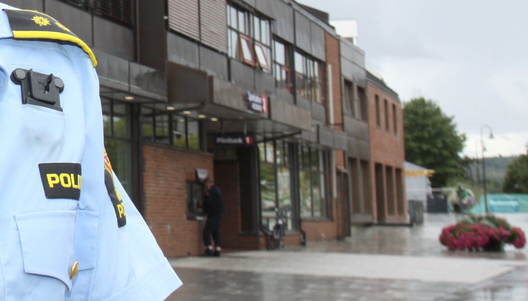 Sikkerhetskameraene i Brumunddal sentrum bidro til at politiet raskt forsto at ranet som kvinnen hevdet seg utsatt for, aldri hadde skjedd. Hun påsto hun var frastjålet 12.000 kroner rett etter uttak fra minibanken i bakgrunnen. Sikkerhetskameraene i Brumunddal sentrum bidro til at politiet raskt forsto at ranet som kvinnen hevdet seg utsatt for, aldri hadde skjedd. Hun påsto hun var frastjålet 12.000 kroner rett etter uttak fra minibanken i bakgrunnen.
