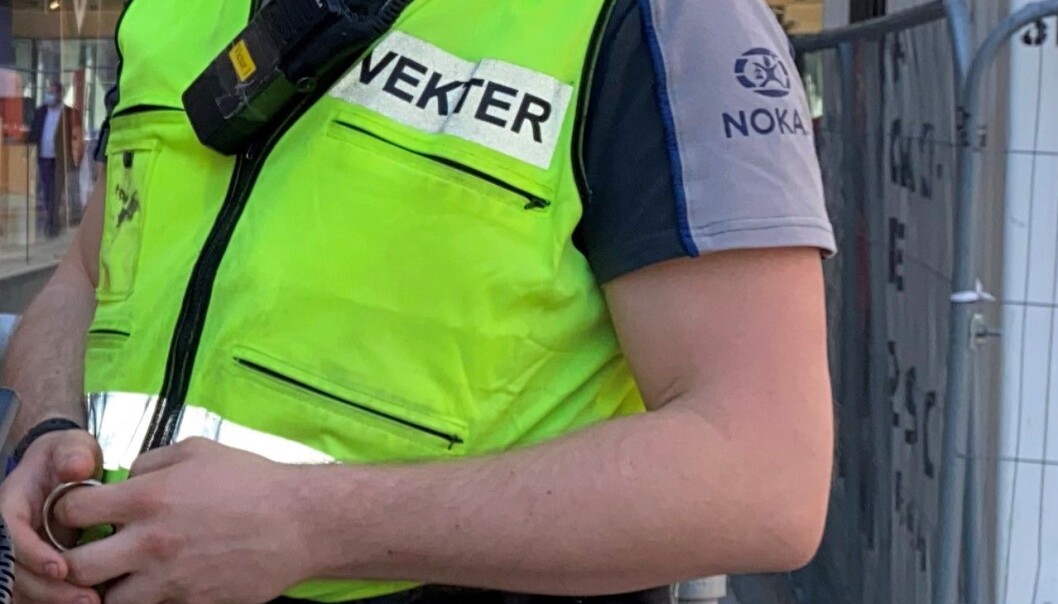Det ble hull i «vekter-vesten» da mannen stakk vekteren med en krykke. Nå er han dømt for kroppskrenkelse. Det ble hull i «vekter-vesten» da mannen stakk vekteren med en krykke. Nå er han dømt for kroppskrenkelse.