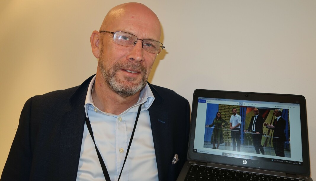Runar Karlsen, bransjedirektør i NHO Service og Handel, håper nå på en mer åpen og konstruktiv dialog enn hva sikkerhetsbransjen har hatt med regjeringen som om noen uker takkes av. Bildet han holder er fra valgnatta, der de tre til høyre utpekte seg som partnere på rød-grønn side. Runar Karlsen, bransjedirektør i NHO Service og Handel, håper nå på en mer åpen og konstruktiv dialog enn hva sikkerhetsbransjen har hatt med regjeringen som om noen uker takkes av. Bildet han holder er fra valgnatta, der de tre til høyre utpekte seg som partnere på rød-grønn side.
