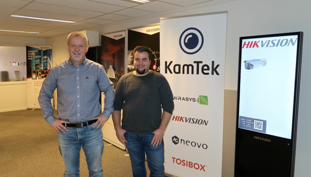 Kato Lystad (t.v.) og Bjørn Erik Gundelsby gleder seg over utviklingen i Kamtek. Teknisk sjef Joakim Spilhaug Torkildsen var ute på jobb da bildet ble tatt.