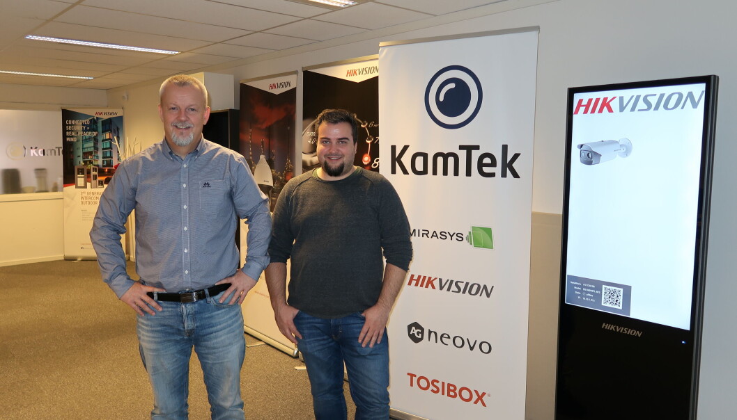 Kato Lystad (t.v.) og Bjørn Erik Gundelsby gleder seg over utviklingen i Kamtek. Teknisk sjef Joakim Spilhaug Torkildsen var ute på jobb da bildet ble tatt. Kato Lystad (t.v.) og Bjørn Erik Gundelsby gleder seg over utviklingen i Kamtek. Teknisk sjef Joakim Spilhaug Torkildsen var ute på jobb da bildet ble tatt.