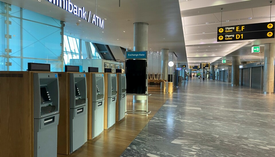 Avinor skal gjenåpne de stengte minibankene, blant annet på Oslo Lufthavn Gardermoen (bildet). De har vært stengt siden 1. mai på grunn av uenighet om hvem som skal drive dem.