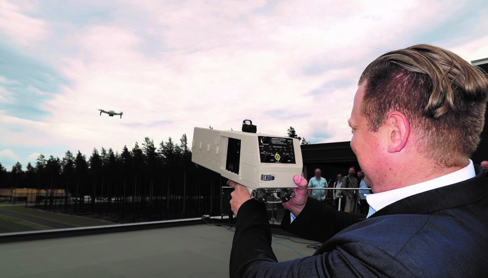 Erik Ødegård demonstrer hvordan han enkelt kan sette en drone ut av spill med Radiohill DroneBuster. Ødegård har levert Flir i mange år, og er imponert over samarbeidet både nasjonalt og internasjonalt.