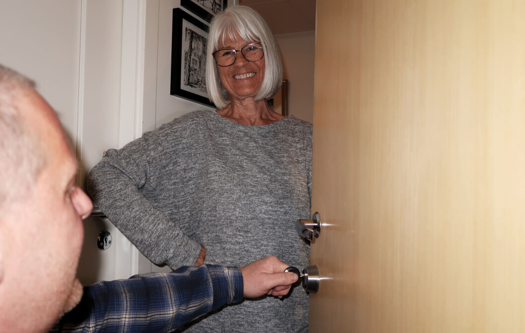 Beboer Liv Sæbø kan være trygg på at vaktmester Roy Pettersen rydder opp i tilgangene til hver enkelt leilighet som omsettes. Alt det gjør han fra datamaskinen sin. Her viser han hvor enkelt Iloq fungerer. Beboer Liv Sæbø kan være trygg på at vaktmester Roy Pettersen rydder opp i tilgangene til hver enkelt leilighet som omsettes. Alt det gjør han fra datamaskinen sin. Her viser han hvor enkelt Iloq fungerer.