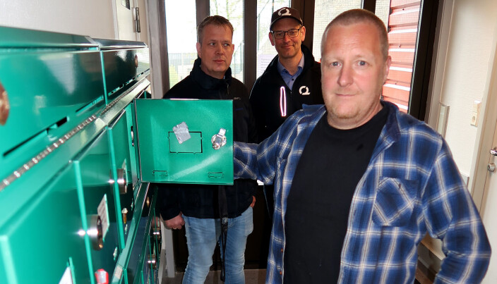 – Også postkassene betjenes med Iloq S5, sier vaktmester Roy Pettersen – her sammen med René Rivli (Låssenteret) og Thorbjørn Myrvang (Iloq). – Også postkassene betjenes med Iloq S5, sier vaktmester Roy Pettersen – her sammen med René Rivli (Låssenteret) og Thorbjørn Myrvang (Iloq).