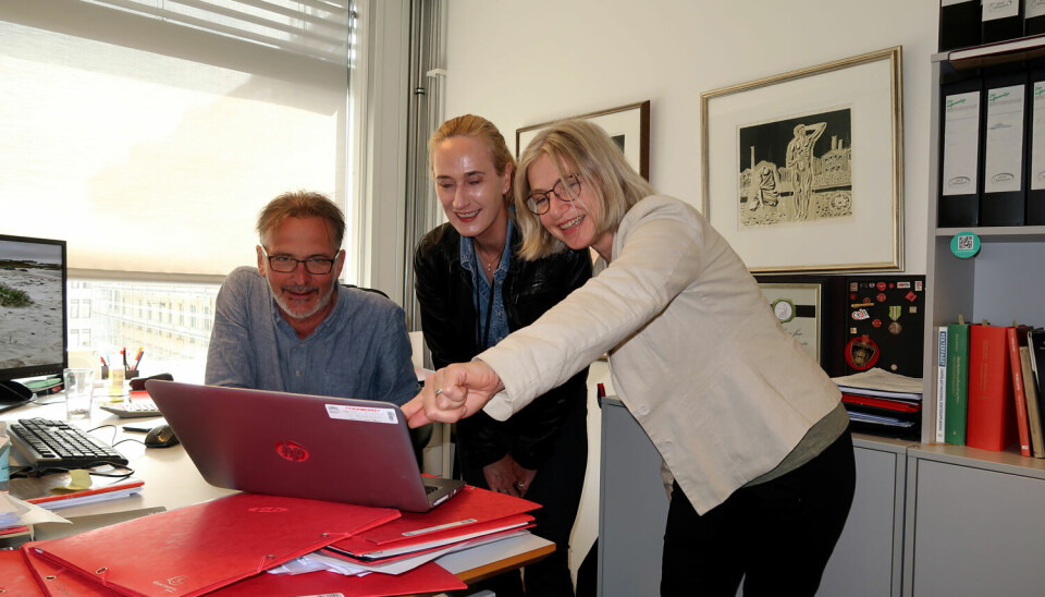 Helene O. I. Gundhus (f.h.) og Christin Thea Wathne viser NAFs Terje Mikkelsen noen av svarene de fikk i spørreundersøkelsen om vektersikkerhet.