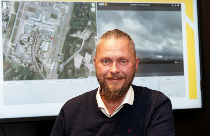 Med kart og kamera planlegger Lars Morten Olsen hvordan kundene kan finne droner som truer sikkerheten.
