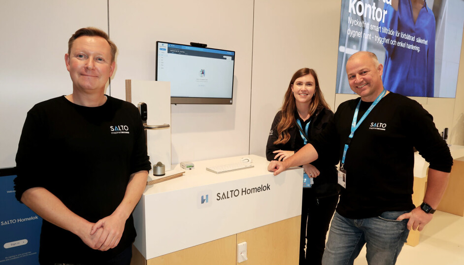 Franck Rasmussen, Liv Kolstad og René Tofte i Salto Systems opplever stor interesse for det nye adgangssystemet Salto Homelok. Her fra standen de i høst hadde på Skydd i Stockholm.