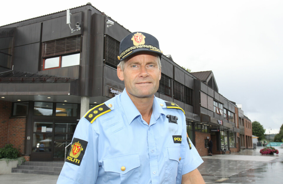 Politimann i uniform utendørs.