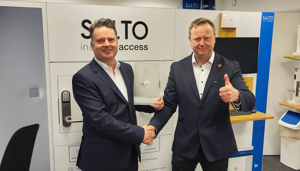 Jesper Buch (t.h.) i Salto Systems ønsker Henric Shartau velkommen som nordisk salgsdirektør for Gantner.