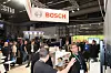 Mange mennesker i en messehall. Stort skilt med Bosch over en stand.