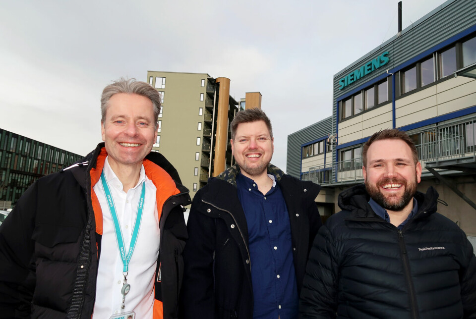 Gunnar Eidal, Ben Ove Vedøy og Tor Erik Sørensen utendørs foran Siemens sine lokaler.