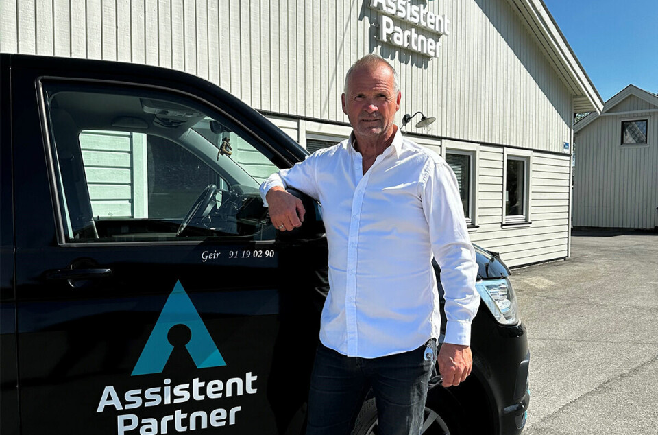 Bjørnar Pettersen ved siden av en bil med logoen til Assistent Partner på