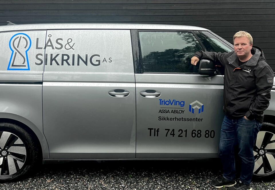 Ola Viken ved siden av en bil merket med logoen til Lås & Sikring