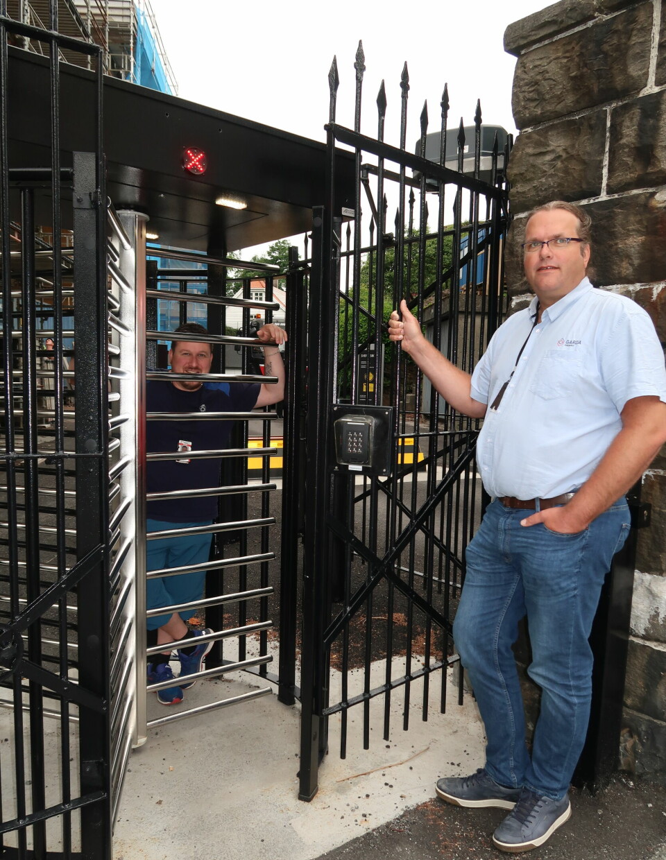 David Leslie Abusdal ved porten