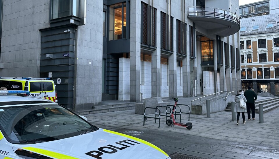 Oslo tingrett med politibil i forgrunnen